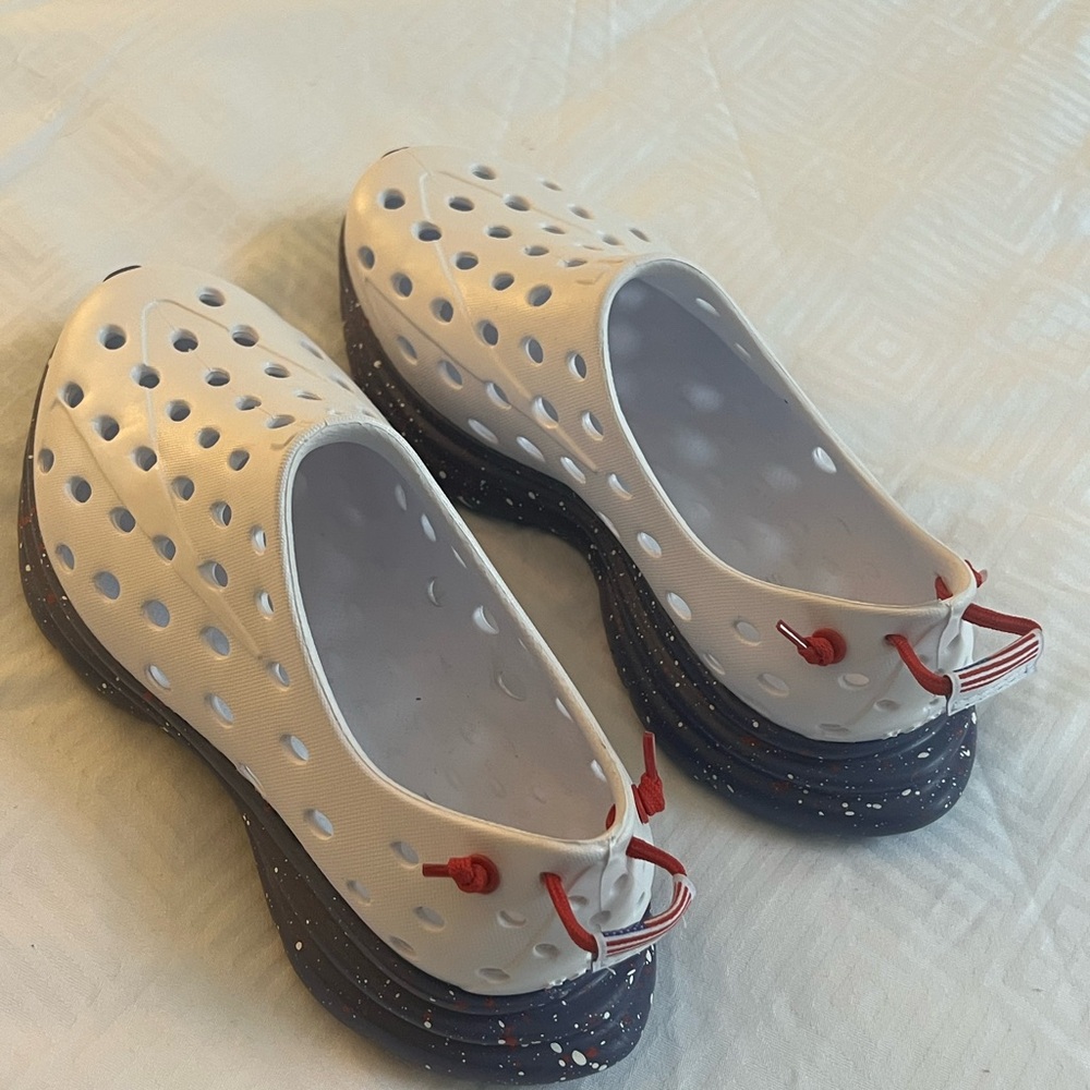 Kanes Unisex M10 W12 White and Red with Black Soles